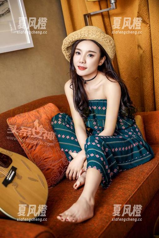 TouTiao头条女神-杨漫妮baby TouTiao头条女神 - 你见过吗?杨漫妮baby的黑白美图,极简风还藏着点小色。