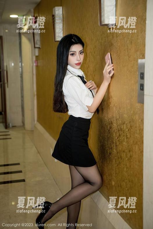 Xiuren秀人网-岁小岁 Xiuren秀人网 - 写真肆意:岁小岁内衣的流线美,恍惚间我是否也被她吸引了呢?