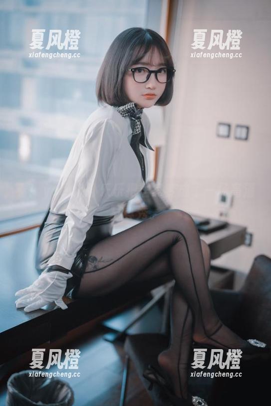 看！yeeun孙乐乐把居家变成了一场高清写真秀。