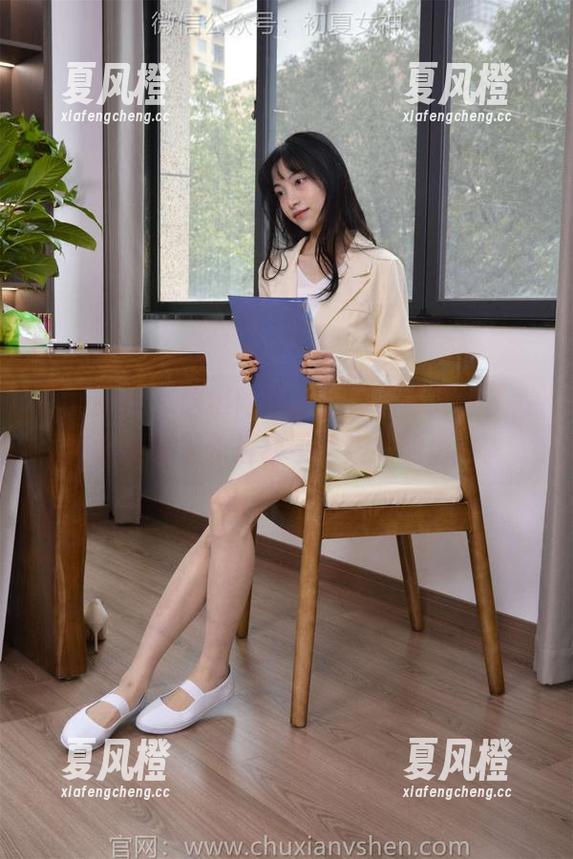 初夏女神-柒柒 初夏女神 - 这组两只小蜜蜂我可开眼了,高清图库里永远缺不了柒柒的俏皮。