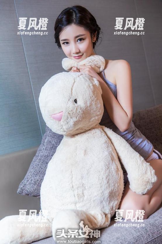 头条女神-温心怡 头条女神 - 温心怡写真集里的护士,给人一种“我能医治你的疲惫”的感受。
