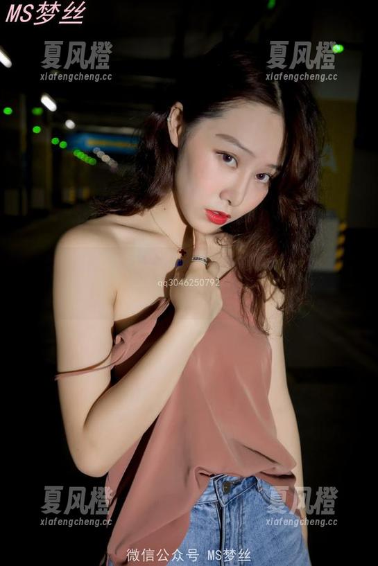 梦丝女神-雪馨 梦丝女神 - 雪馨在白裙中的任性,下载这张写真要小心被吸引哦