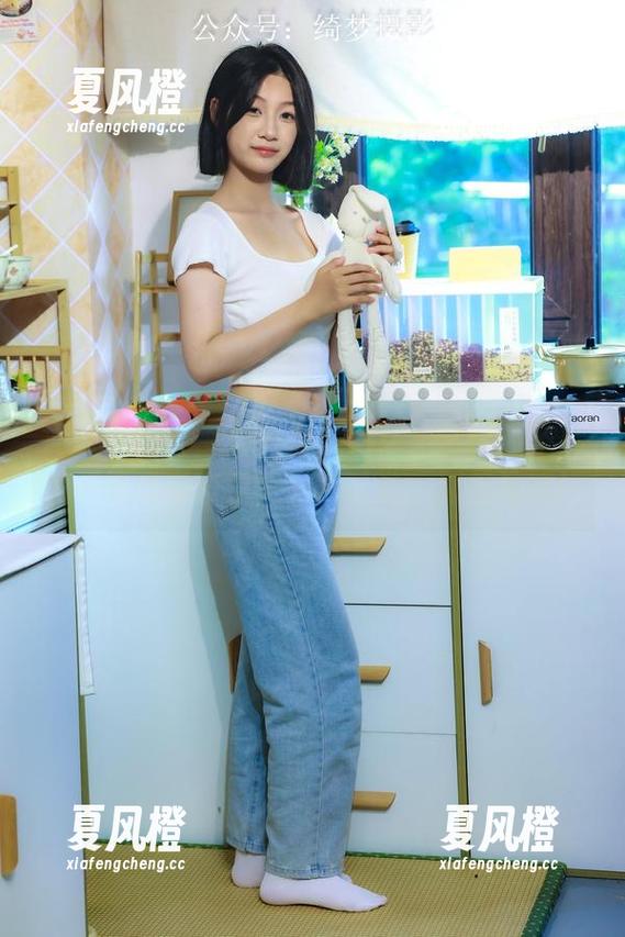 绮梦摄影-月月 绮梦摄影 - 当月月遇上少女,这作品集就像一场虚拟恋爱,下载试试,别后悔哦!