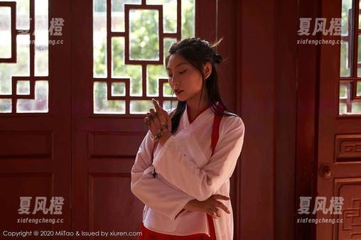 蜜桃社-缇娜美Tinami 蜜桃社 - 缇娜美Tinami穿上这条连衣裙,私拍的照片这里面有猫腻吗?图片也就指着她的表情打分。