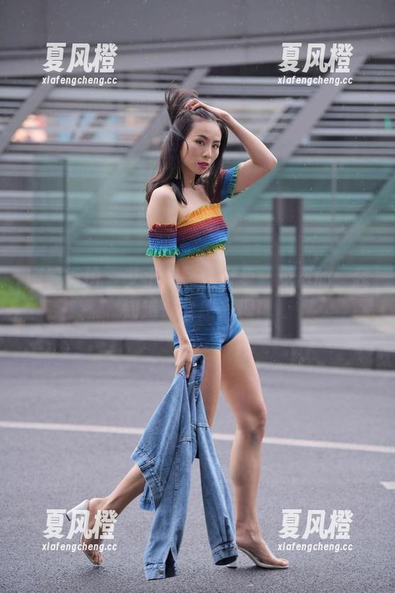 魔镜街拍-艾小青 魔镜街拍 - 艾小青黑丝合集,免费的,我知道你会感兴趣!