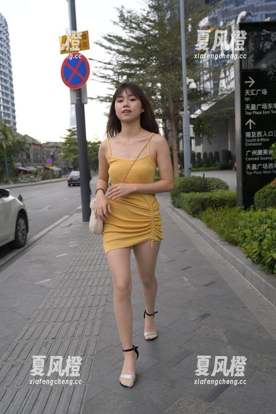 魔镜街拍-艾小青 魔镜街拍 - 艾小青的超短裙,你敢想象她那“肉丝”下的风景吗?原图太惊艳了,别说我没警告你。