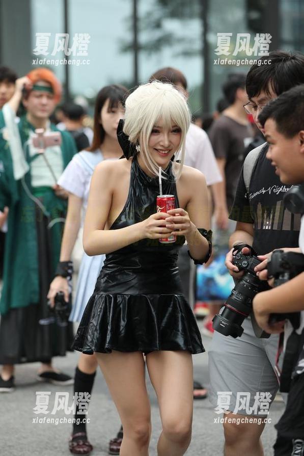 魔镜街拍 忘了食堂的肉丝大餐吧!魔镜街拍最新图包:包臀裙小姐姐吃得更美!